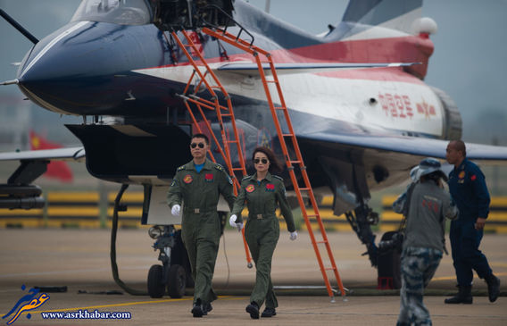 خلبانان هواپیمای جت جنگنده J-10 در نمایش هوایی در شهرجوهای چین
