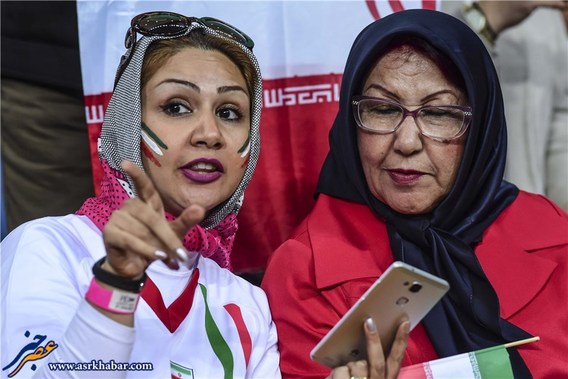 تماشاگران زن ایرانی و برزیلی در استادیوم (عکس)
