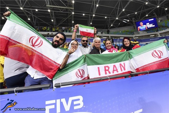 تماشاگران زن ایرانی و برزیلی در استادیوم (عکس)