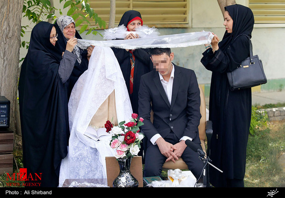 مراسم عقد زندانی محکوم به اعدام در زندان رجایی شهر (+عکس)