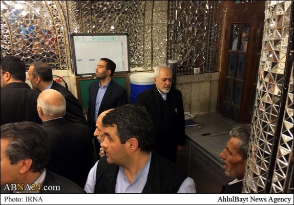 ظريف در لباس خادمان امام رضا (+عكس) ظريف در لباس خادمان امام رضا (+عكس)